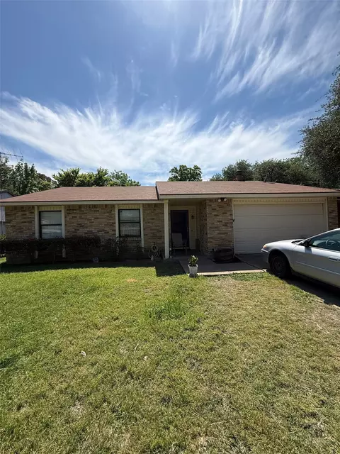 5725 Maiden Ln, Fort Worth, TX 76131