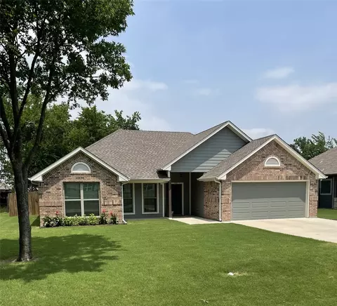 700 E Walcott St, Pilot Point, TX 76258