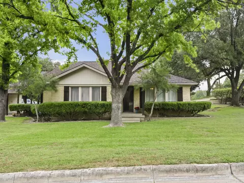 2200 Skyline Dr, Fort Worth, TX 76114