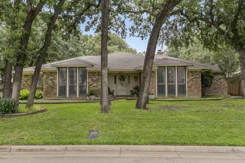 2010 Surrey Oaks Dr, Arlington, TX 76006