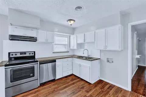4208 Huckleberry Cir, Dallas, TX 75216