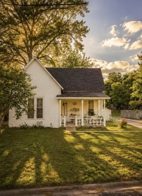 911 N Main St, Winnsboro, TX 75494