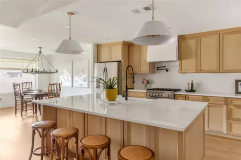 7322 Hunnicut Rd, Dallas, TX 75227