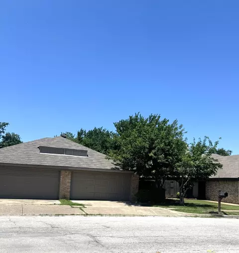 6319 Holiday Ln, North Richland Hills, TX 76182