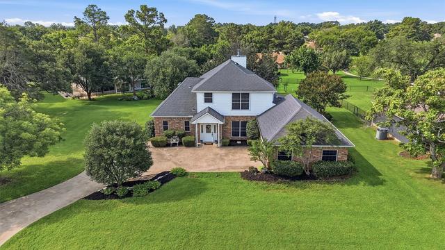 303 Kiowa Dr W, Lake Kiowa, TX 76240