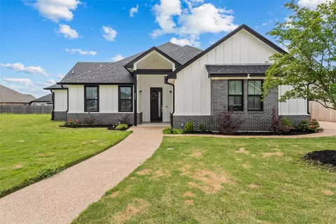 820 Forward Pass Dr, Hewitt, TX 76643