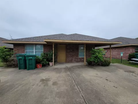 223-225 E Craven Ave, Lacy Lakeview, TX 76705