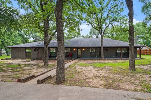 1908 Thousand Oaks Dr, Burleson, TX 76028