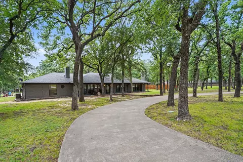 1908 Thousand Oaks Dr, Burleson, TX 76028