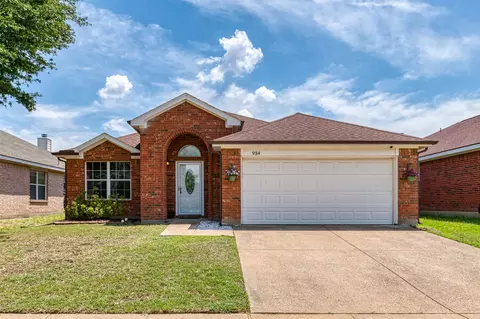 934 Plumeria Dr, Arlington, TX 76002