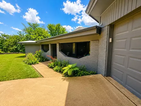 705 10th St, Mineral Wells, TX 76067