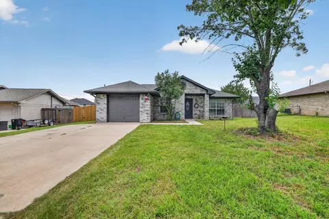 724 Oak Park Dr, Azle, TX 76020
