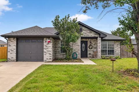 724 Oak Park Dr, Azle, TX 76020