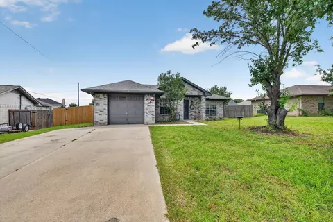 724 Oak Park Dr, Azle, TX 76020