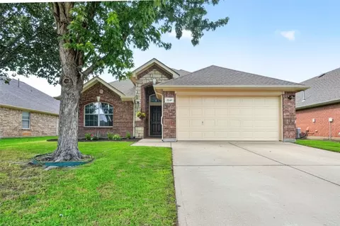 1347 Lake Forest Dr, Grand Prairie, TX 75052
