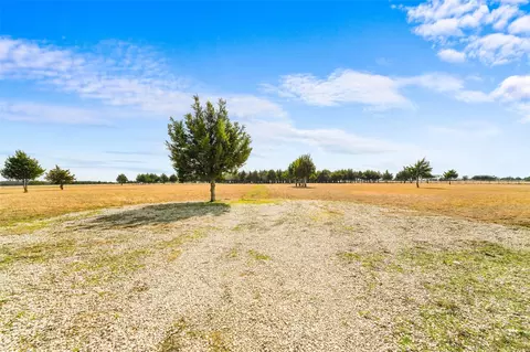 710 E Reindeer Rd, Lancaster, TX 75146 photo 3