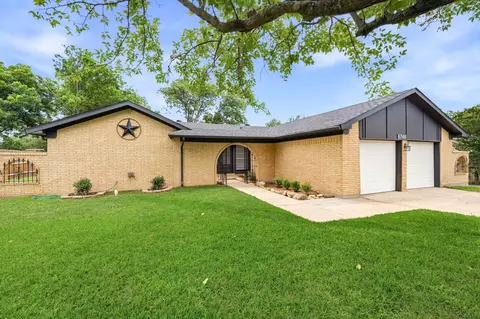 6748 Greenacres Dr, North Richland Hills, TX 76182