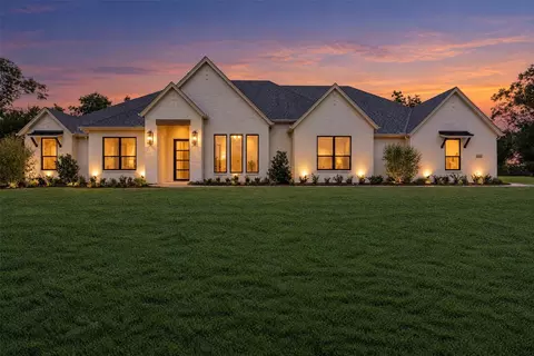 1130 E Landings N, Granbury, TX 76049