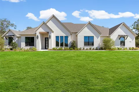 1130 E Landings N, Granbury, TX 76049