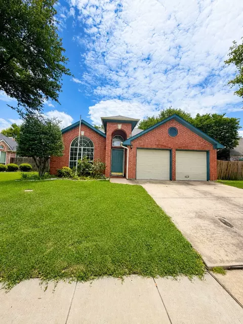 2707 Red Oak Dr, Grand Prairie, TX 75052