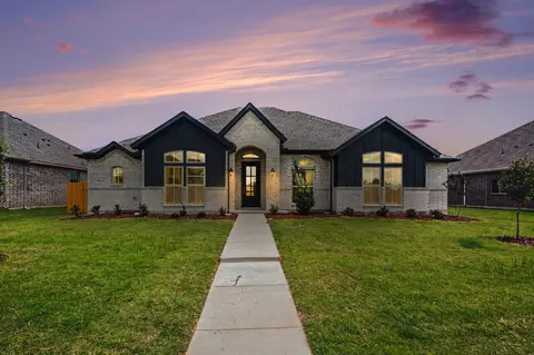 1913 Barrix Ln, Desoto, TX 75115