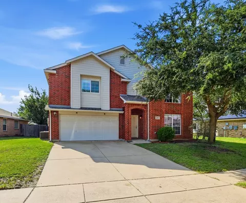 1703 Wolf Creek Dr, Arlington, TX 76018
