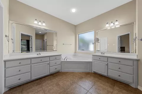 Bath - 5612 Plantation Dr, Waco, TX 76708 photo 1 of 6