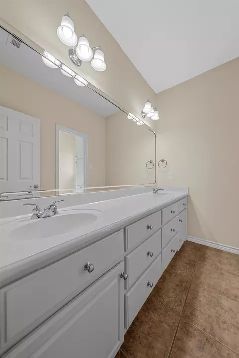 Bath - 5612 Plantation Dr, Waco, TX 76708 photo 4 of 6