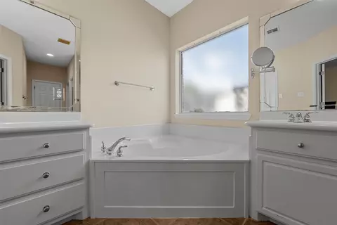 Bath - 5612 Plantation Dr, Waco, TX 76708 photo 3 of 6