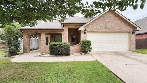 624 Vickie St, Crowley, TX 76036