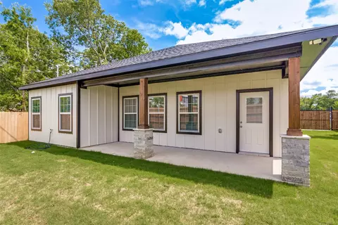 Exterior - 901 E Devitt St, Fort Worth, TX 76110 photo 4 of 4