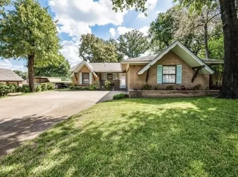 2102 Woodoak Dr, Irving, TX 75060