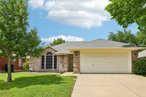 1036 Springhill Dr, Saginaw, TX 76179