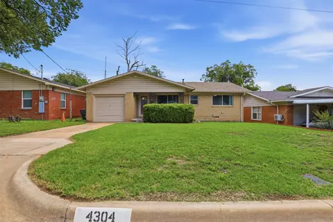 4304 Hodgkins Rd, Lake Worth, TX 76135