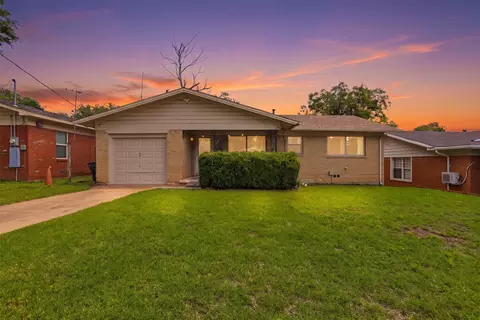 4304 Hodgkins Rd, Lake Worth, TX 76135