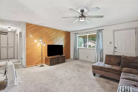 4304 Hodgkins Rd, Lake Worth, TX 76135