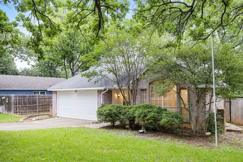 3208 Hickory Ct, Bedford, TX 76021
