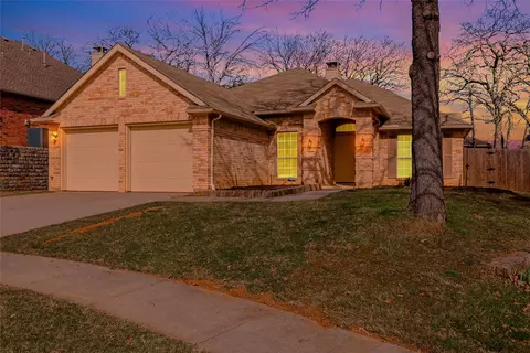 2211 Knob Hill Dr, Corinth, TX 76210
