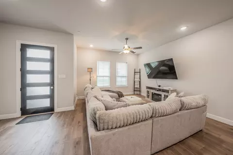12933 Couture Dr, Farmers Branch, TX 75234