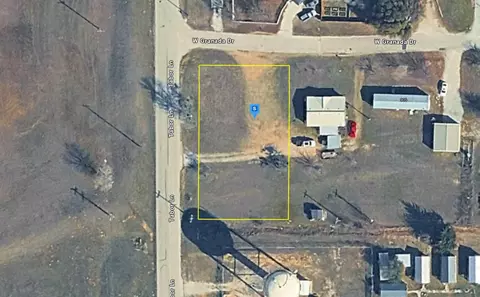 1005 W Granada Dr, Chico, TX 76431