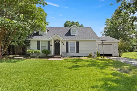 829 W 9th St, Bonham, TX 75418
