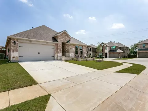 9704 Autumn Leaves Ln, Aubrey, TX 76227