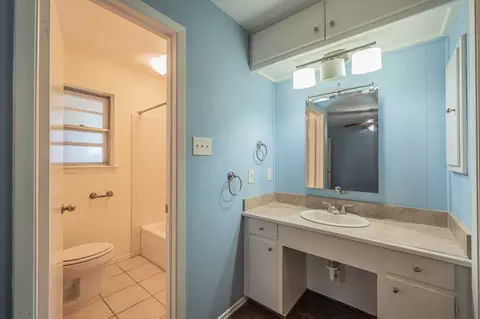 Bath - 804 N Ector Dr, Euless, TX 76039 photo 1 of 4