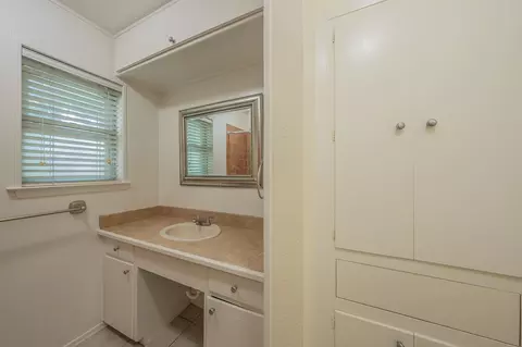 Bath - 804 N Ector Dr, Euless, TX 76039 photo 4 of 4