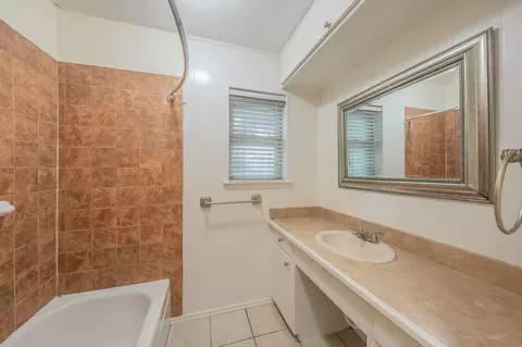 Bath - 804 N Ector Dr, Euless, TX 76039 photo 2 of 4