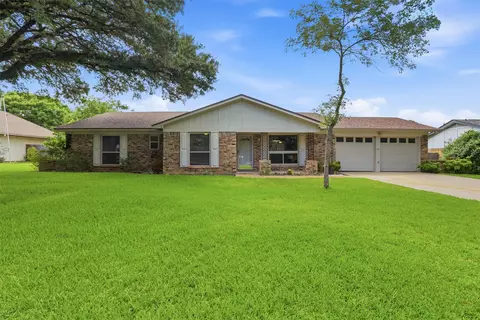 1323 Hemphill Dr, Cleburne, TX 76033