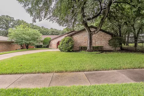 608 Sandlin Dr, Bedford, TX 76021