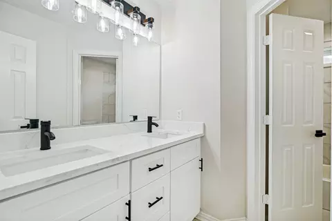Bath - 4314 Constitution Dr, Rowlett, TX 75089 photo 3 of 4