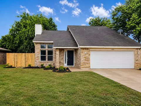 5909 Shady Springs Trl, Fort Worth, TX 76179
