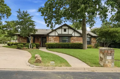 521 W Louella Dr, Hurst, TX 76054